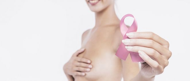 El 74% de las españolas se siente más vinculado a una marca que apoya la lucha contra el cáncer de mama (Foto. Freepik)
