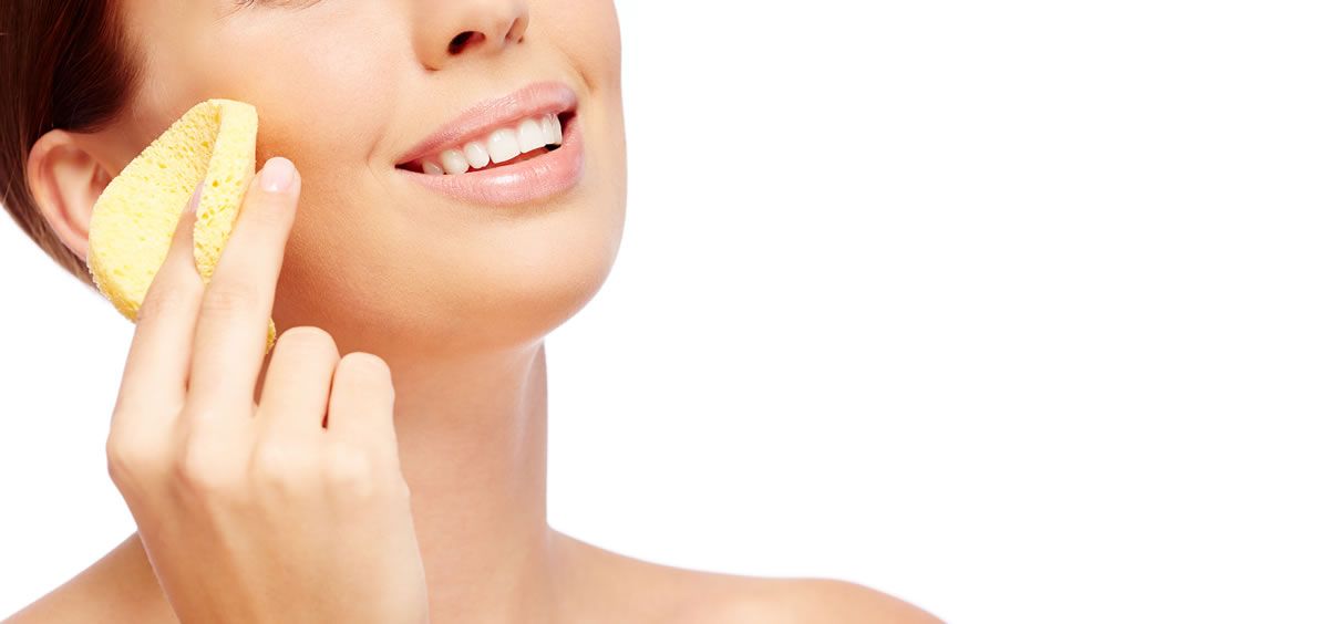 Uno de los trucos más esenciales para mantener una piel sana consiste en tener una correcta rutina de limpieza facial (Foto. Freepik)