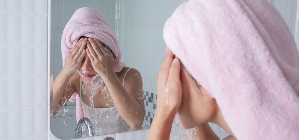 Puedes rejuvenecer mientras te lavas la cara (Foto. Freepik)