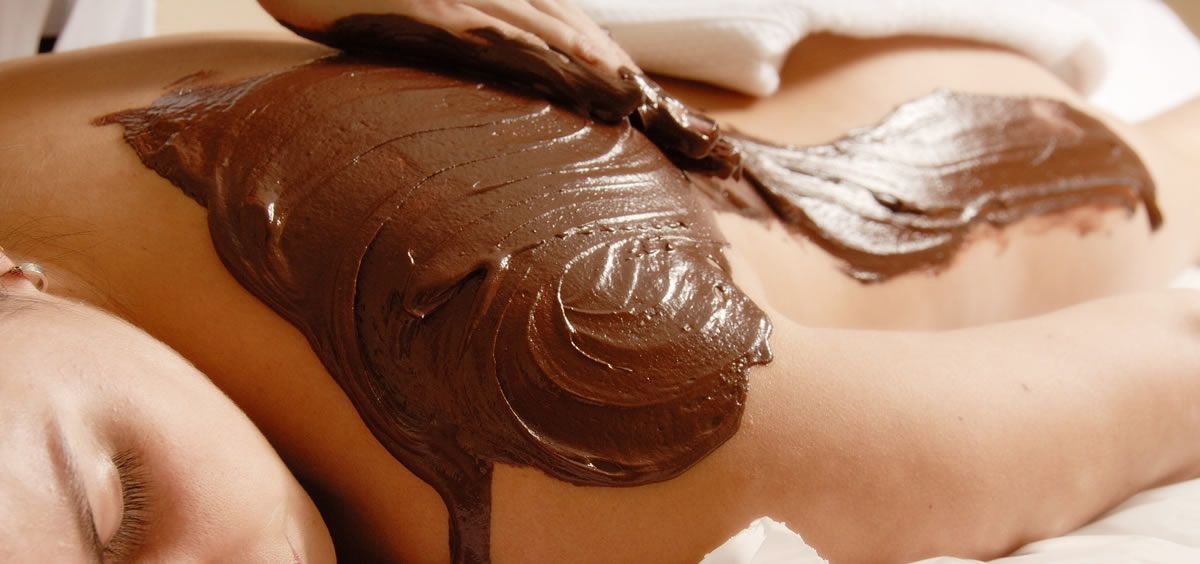 Se aplica la envoltura de cacao por todo el cuerpo (Foto. Estetic)