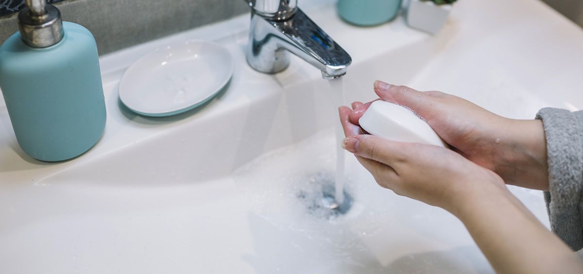 Si te estás lavando mucho las manos, puede que tu piel empiece a experimentar deshidratación (Foto. Freepik)