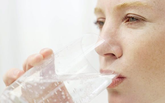 Beber una mayor cantidad de agua ayuda a evitar el cólico nefrítico (Foto. Freepik)