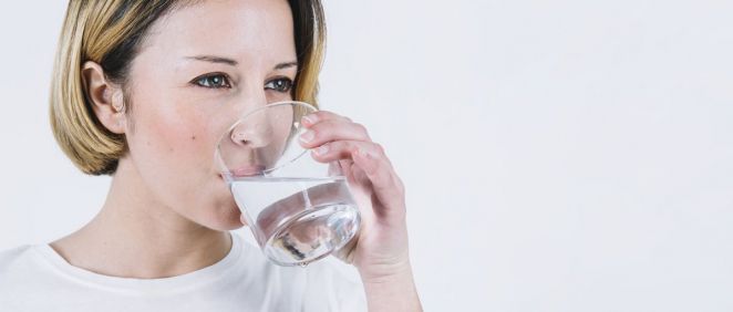Mujer bebiendo agua. (Foto. Freepik)