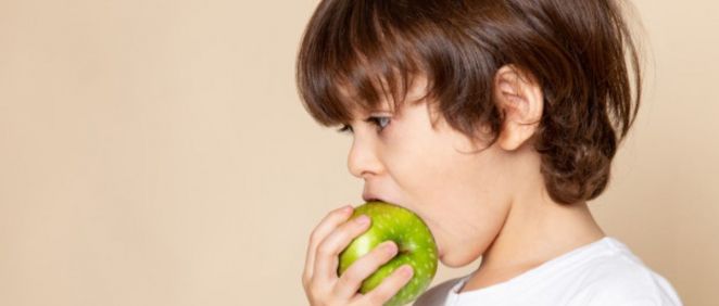 Niño comiendo fruta (Foto. Freepik)
