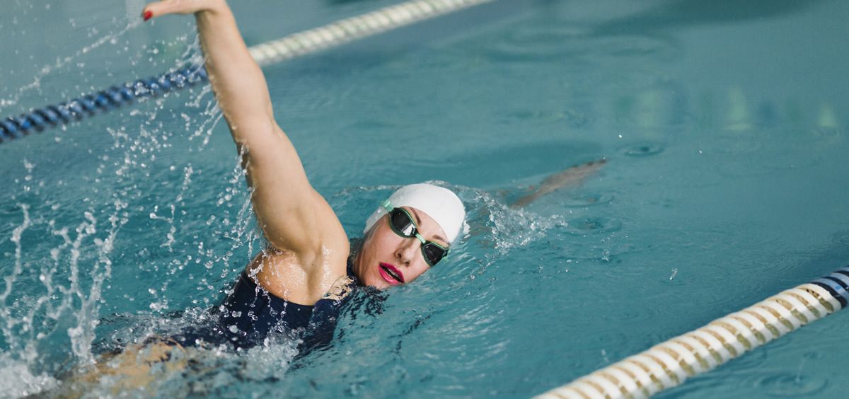 Mujer haciendo natación (Foto. Freepik)