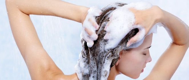 Mujer lavándose el cabello (Foto. Freepik)