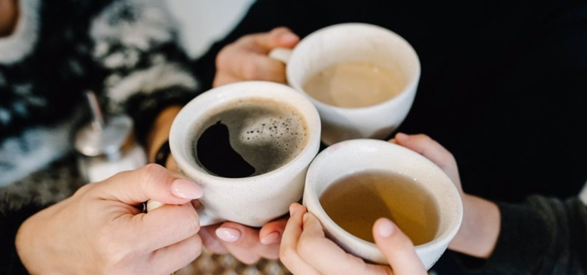 Manos de personas con tazas de té y café. (Foto.SERHII SOBOLEVSKYI)