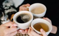 Manos de personas con tazas de té y café. (Foto.SERHII SOBOLEVSKYI)