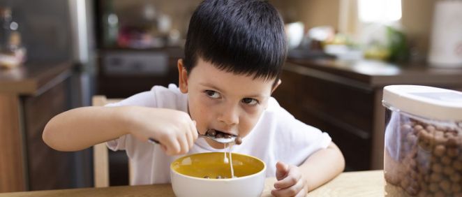 Niño comiendo cereales (Foto. Freepik)