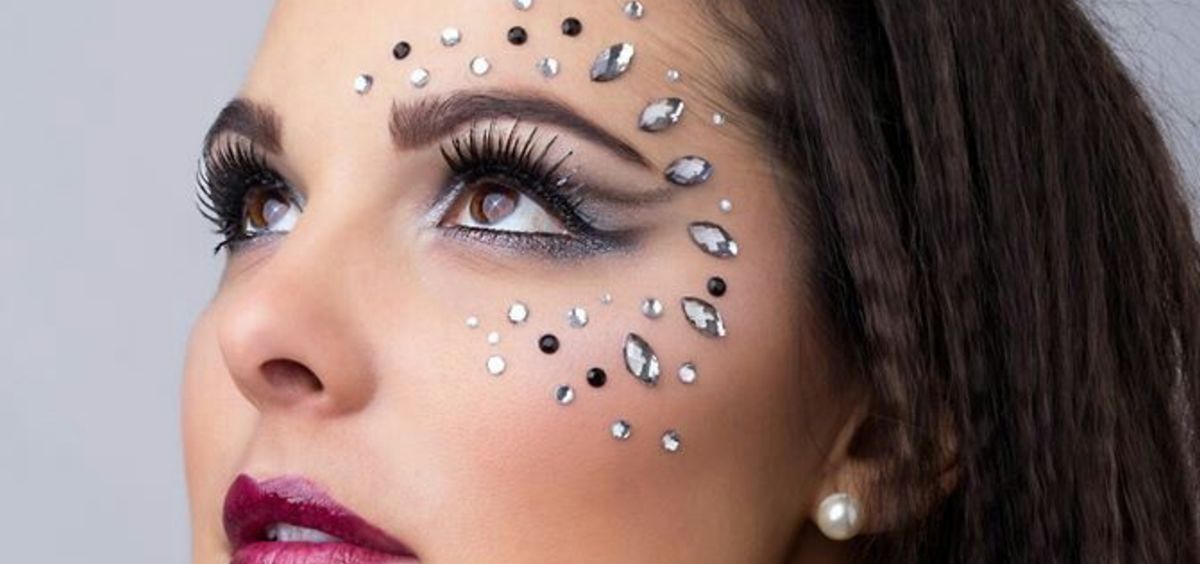 Actualizar 30+ imagen maquillaje con perlas en la cara