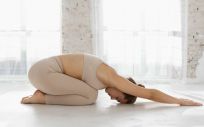 Practicar yoga para aliviar los dolores de regla (Foto. Freepik)