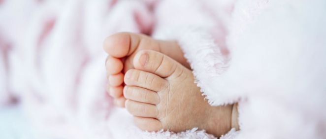 La Madre Corta Las Uñas Del Bebé Recién Nacido Con Tijeras De Uñas