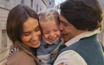 María Pombo y Pablo Castellano junto a su hijo (Foto. Instagram @mariapombo)