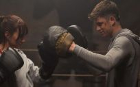 Candela y Diego, protagonistas de La última practicando boxeo (Foto. Disney +)