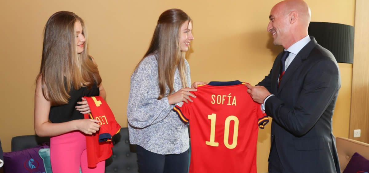 Las Infantas Leonor y Sofía recibiendo la camiseta de la Selección Española (Foto. Casa Real)