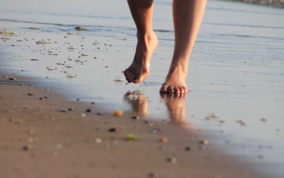 Andar descalzos por la playa, un peligro para los pies