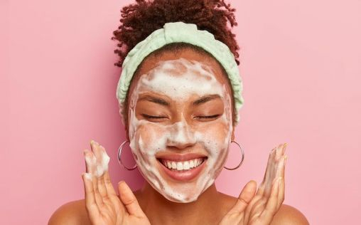 Este es el truco de los dermatólogos para la limpieza facial