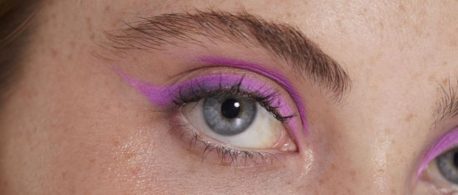 Delineado de ojo flotante de color rosa (Foto. Freepik)
