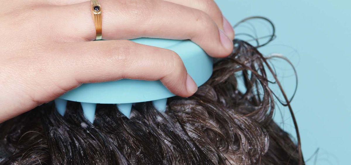 Cepillo masajeador del cuero cabelludo en uso (Foto. Sephora)
