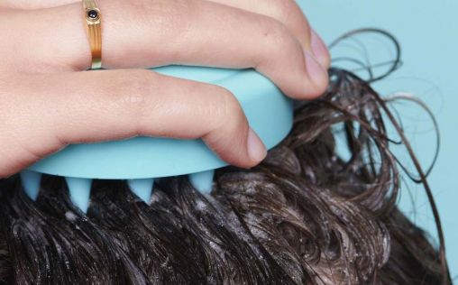 Sigue estos 5 trucos para usar correctamente el cepillo masajeador del cuero cabelludo