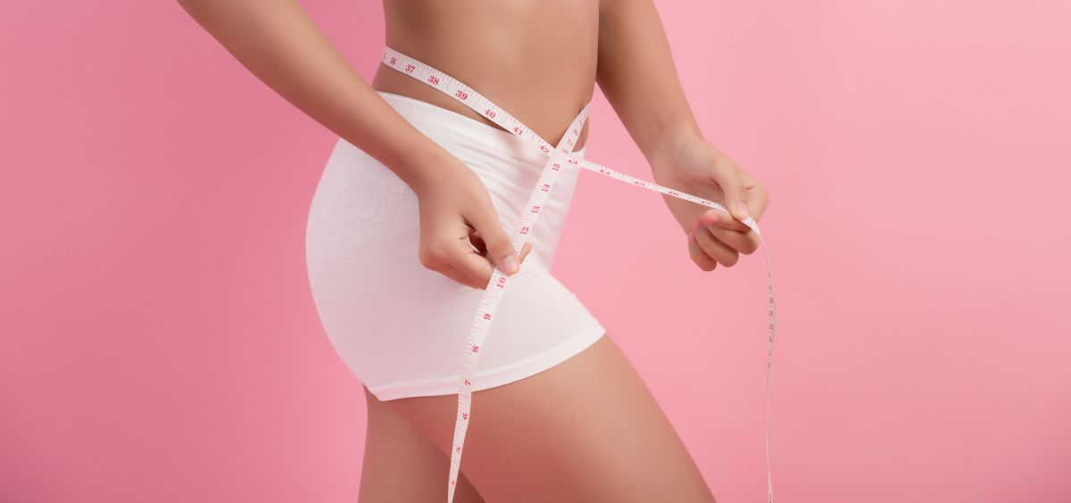 Cuerpo de mujer con una cinta métrica en la cintura (Foto. Freepik)