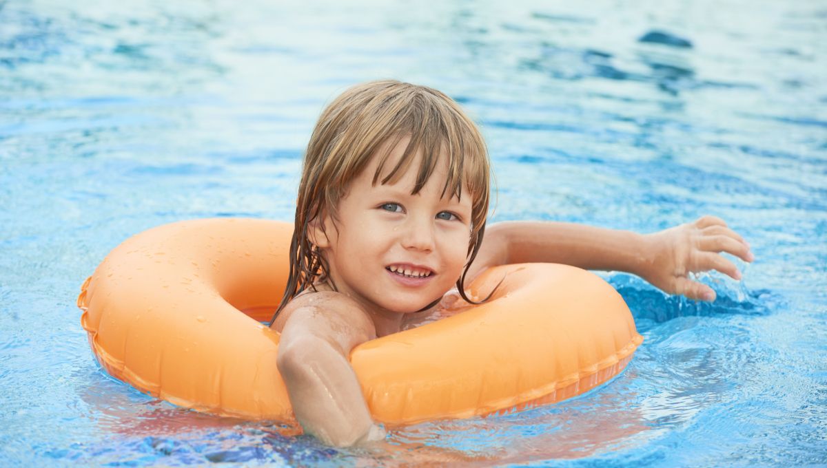 Niño en la piscina con un flotador (Foto. Freepik)