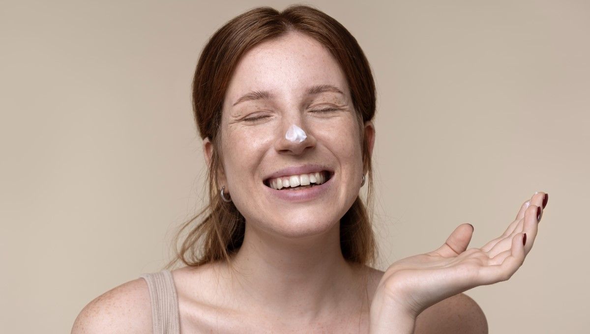 Mujer aplicándose crema facial en la nariz (Foto. Freepik)