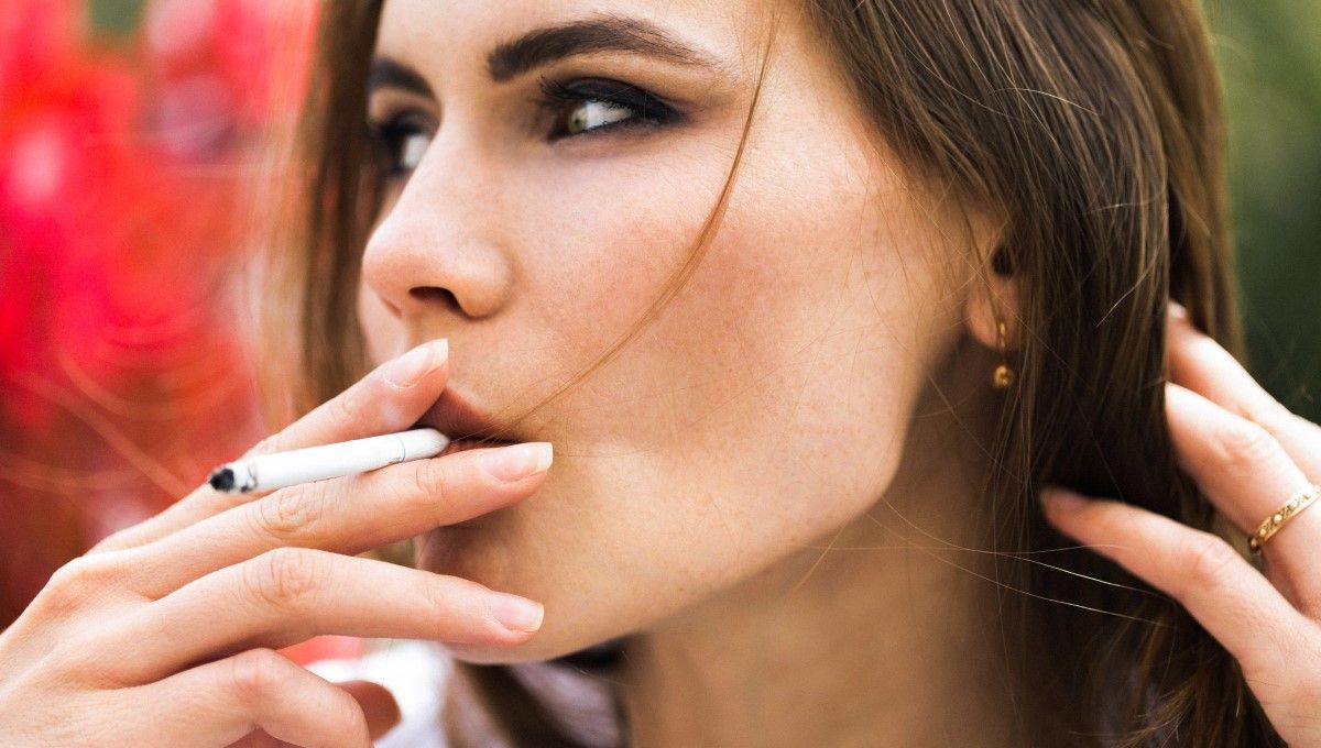 Mujer fumando un cigarro (Foto. Freepik)