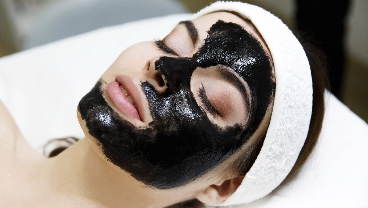 Mujer con mascarilla de carbón en el rostro (Foto. Freepik)
