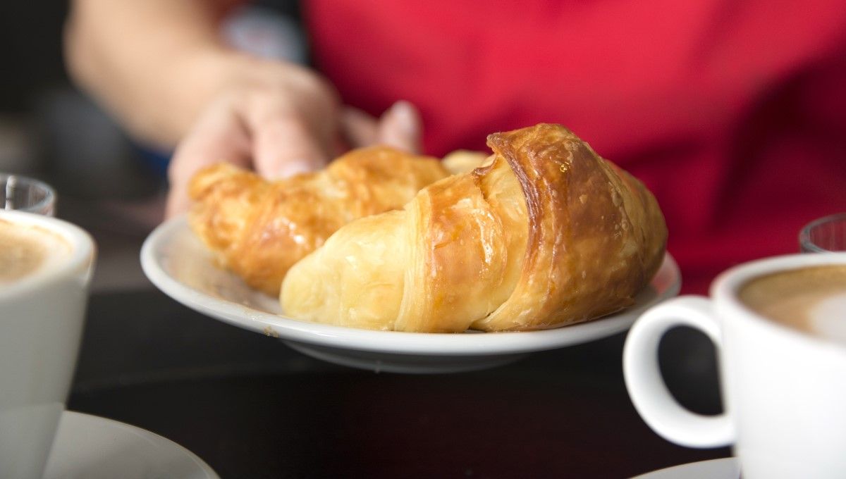 Desayuno de café y croissant (Foto. Freepik)