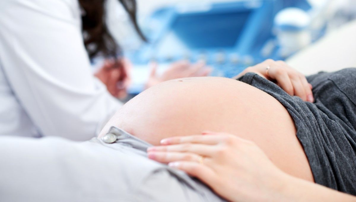 Mujer embarazada en la consulta médica (Foto. Freepik)