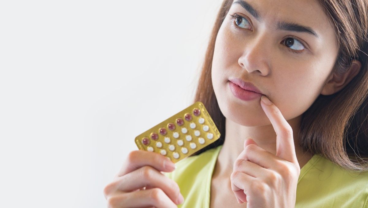 Mujer pensando si se ha tomado la píldora anticonceptiva (Foto. Freepik)