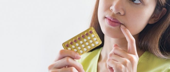 Mujer pensando si se ha tomado la píldora anticonceptiva (Foto. Freepik)