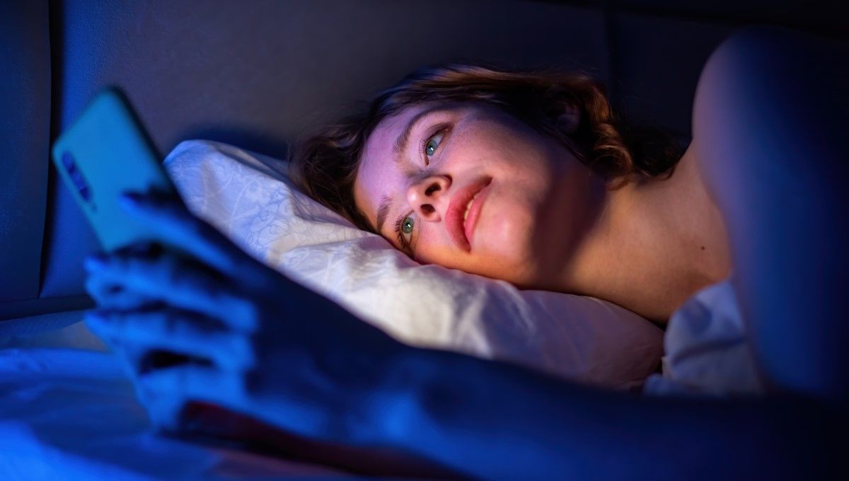 Mujer utilizando el móvil en la cama (Foto. Freepik)