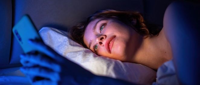 Mujer utilizando el móvil en la cama (Foto. Freepik)