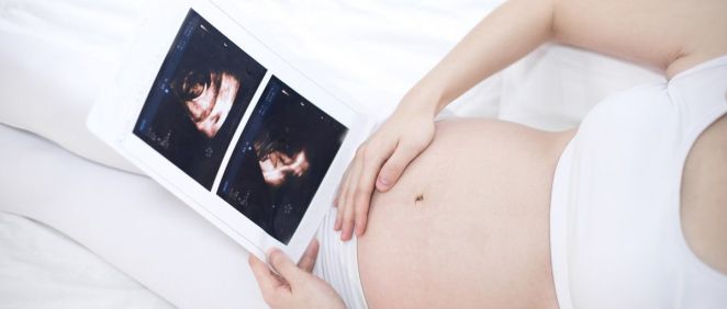 Mujer embarazada de gemelos mirando la ecografía (Foto. Freepik)