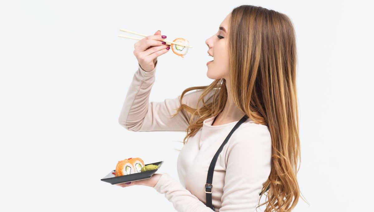 Mujer comiendo sushi (Foto. Freepik)