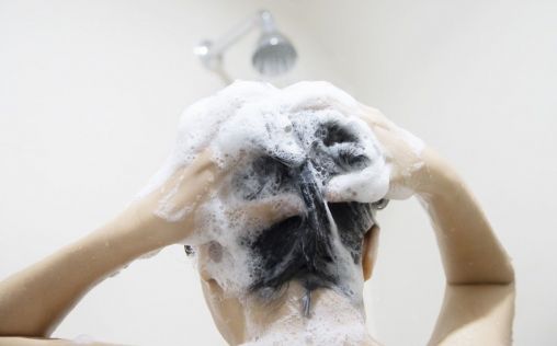 Cuatro mitos que desmitifican a la espuma y su fama de limpieza en el lavado del cabello