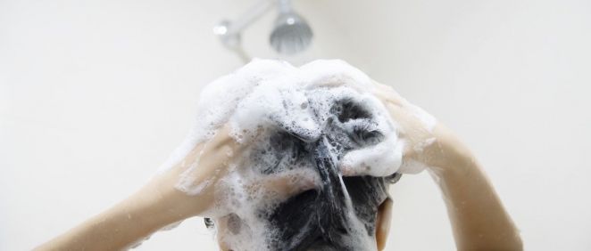 Mujer lavando su pelo (Foto. Freepik)