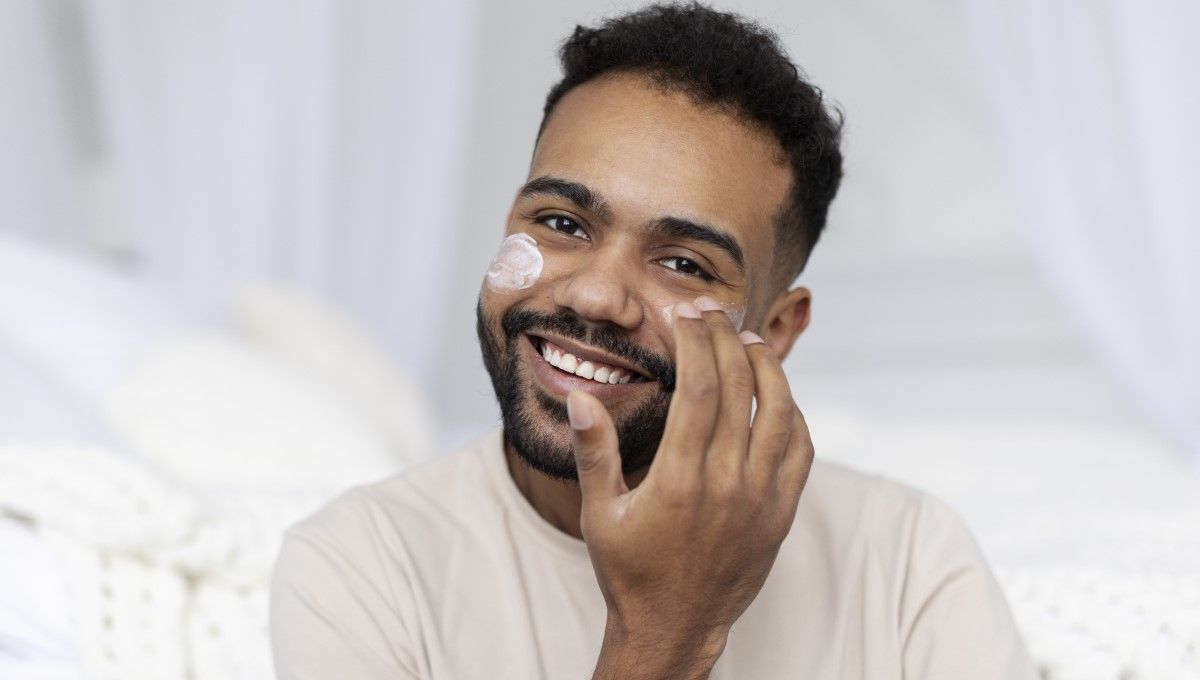 Hombre aplicando crema en su rostro (Foto. Freepik)