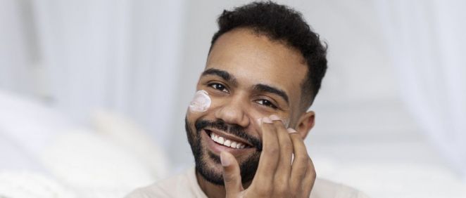 Hombre aplicando crema en su rostro (Foto. Freepik)