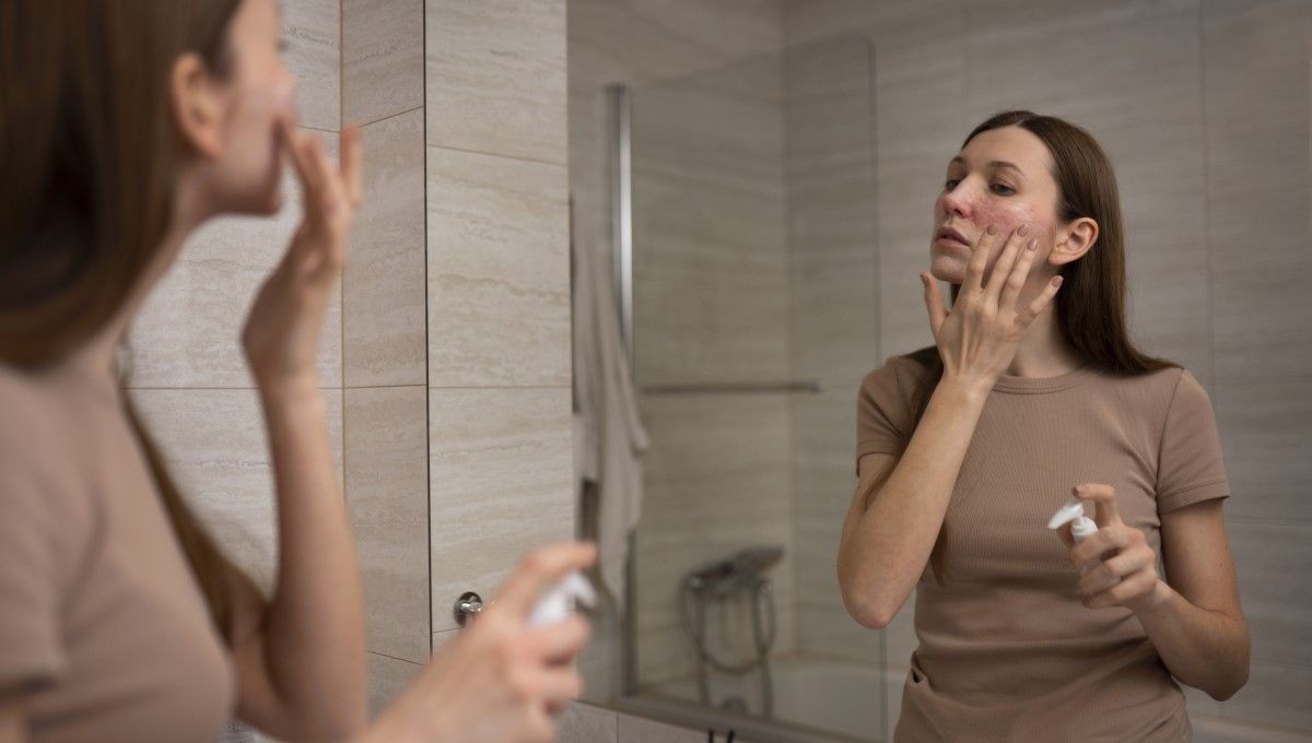 Mujer aplicando crema para calmar su rostro irritado (Foto. Freepik)
