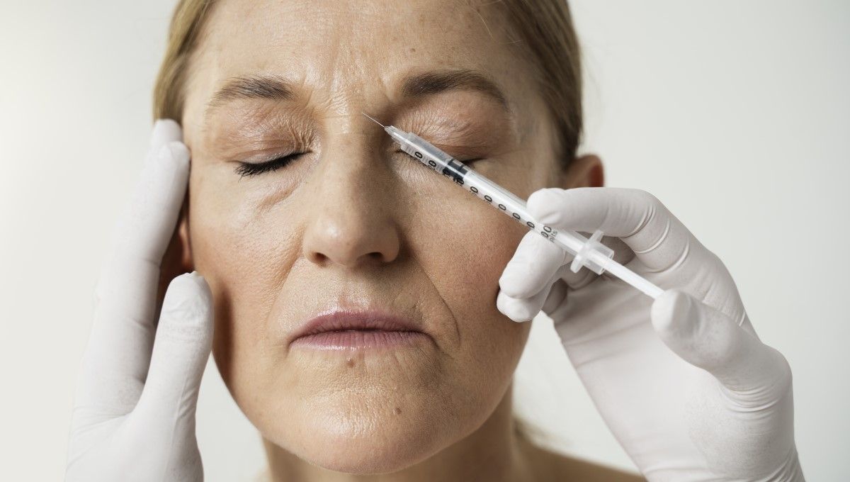 Mujer de mediana edad sometiéndose a inyecciones en el rostro (Foto. Freepik)