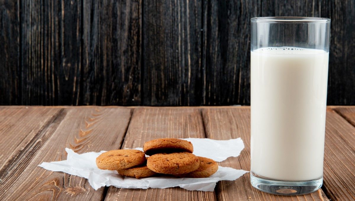 Vaso de leche y galletas sobre una mesa (Foto. Freepik)