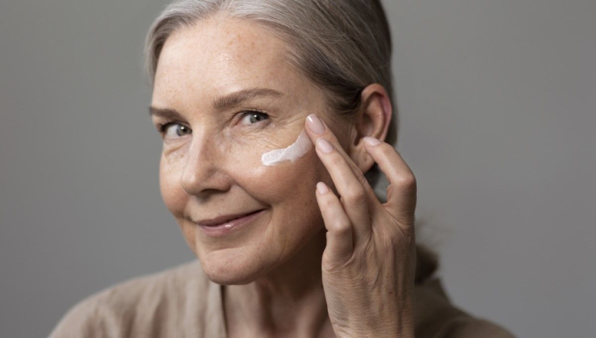 Mujer de mediana edad aplicando una crema en su rostro (Foto. Freepik)
