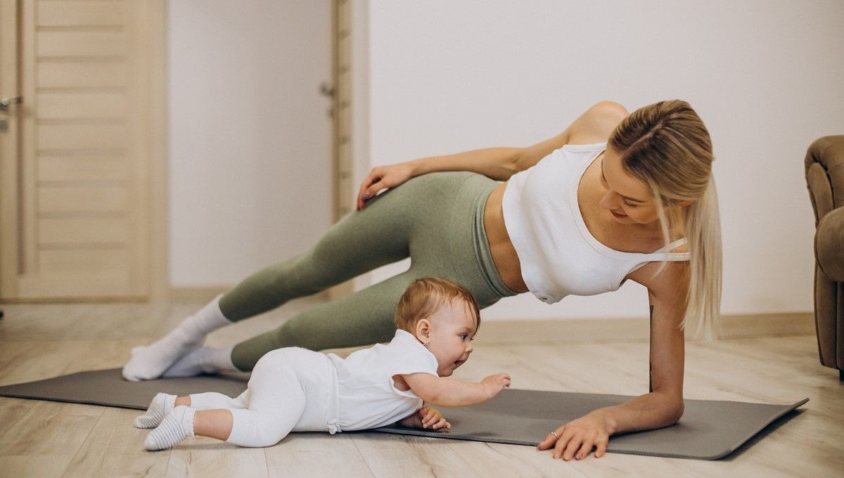 Mujer practicando yoga junto a su bebé (Foto. Freepik)