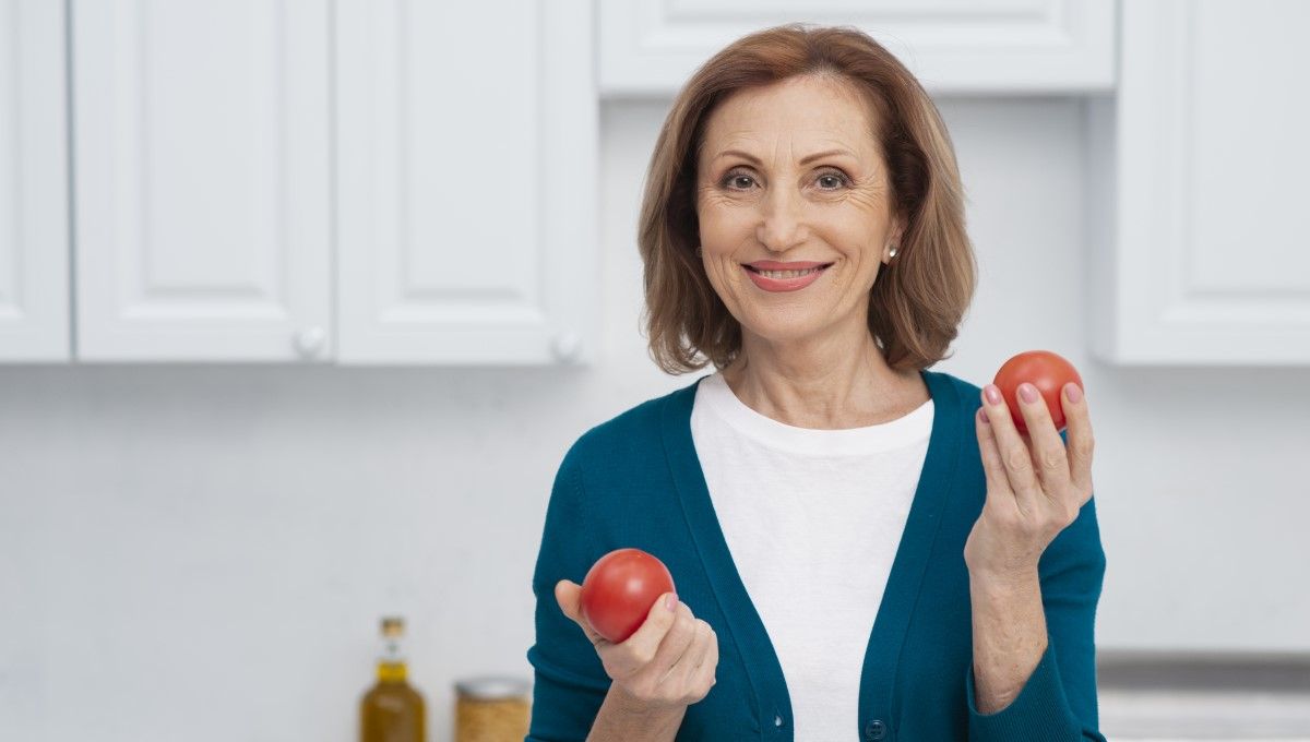 Mujer de mediana edad con tomates (Foto. Freepik)