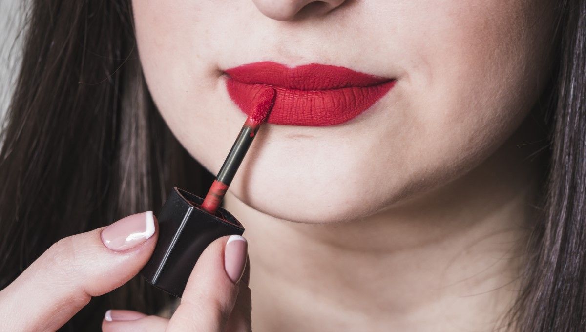 Mujer pintando de rojo sus labios (Foto. Freepik)