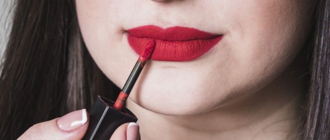 Mujer pintando de rojo sus labios (Foto. Freepik)
