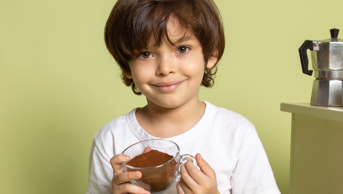 Niño con una taza de cacao en polvo (Foto. Freepik)